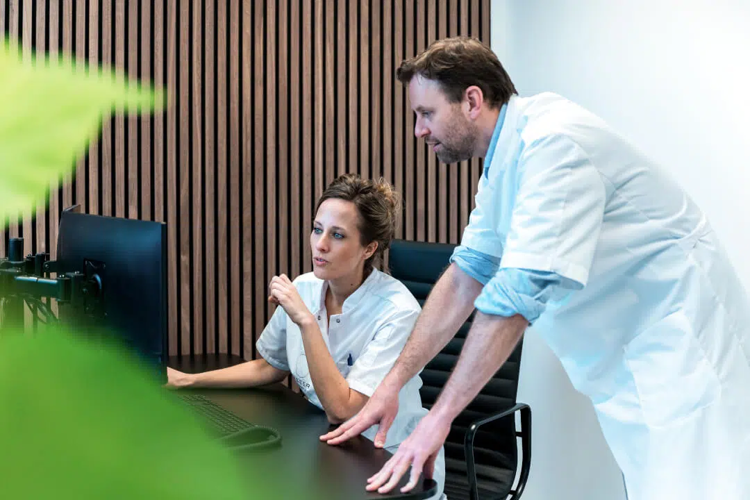 Sander Beekmans en Jenna Kraaijeveld in overleg bij Esser Clinics in Gouda